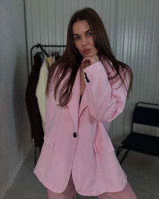 Baby pink je tiež farba tejto jari! 🌸 Tento pastelový odtieň dominuje trendom a prináša do každého outfitu jemnosť a...